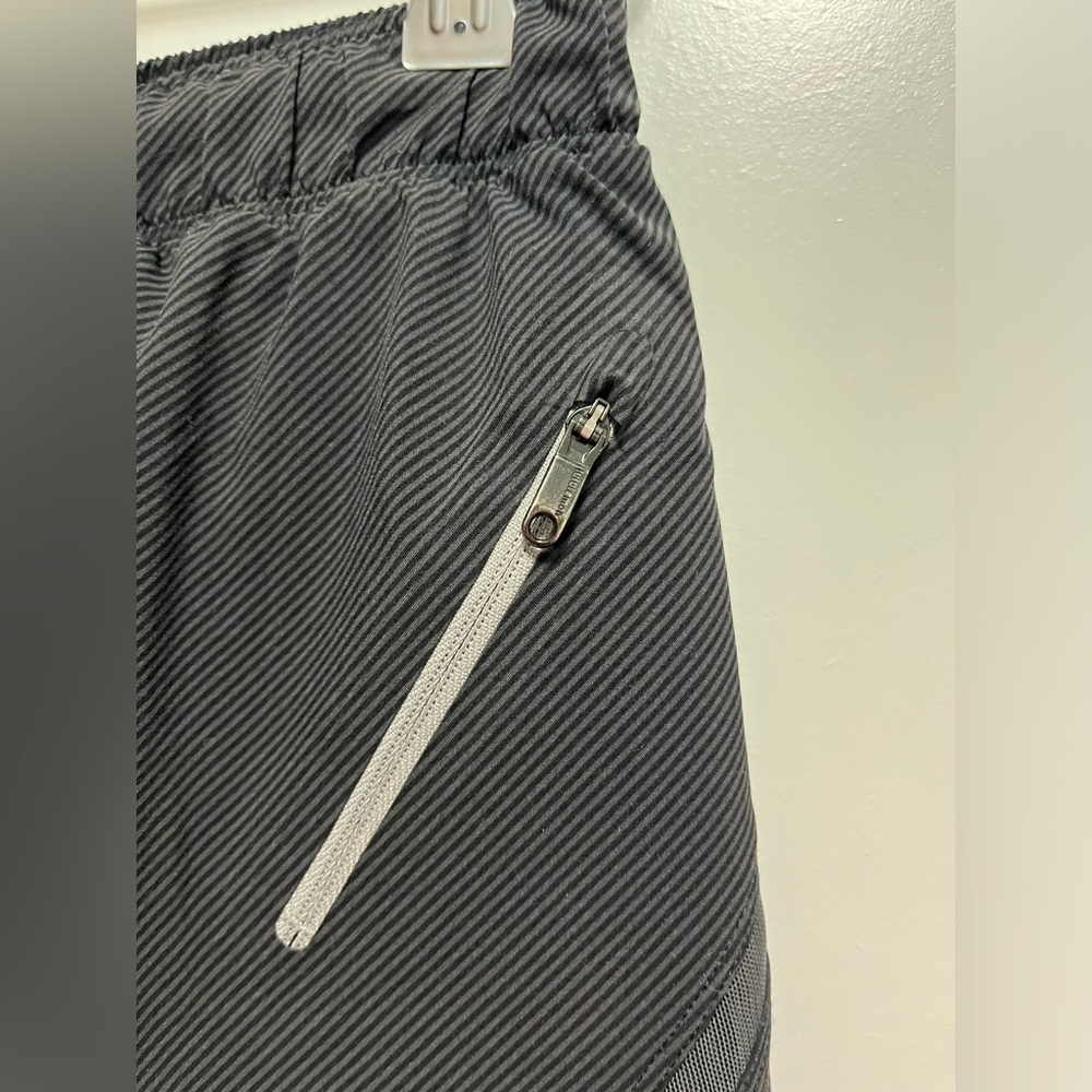Lululemon Men's Dark Grey Lined Running Shorts Size Large - Picture 2 of 8